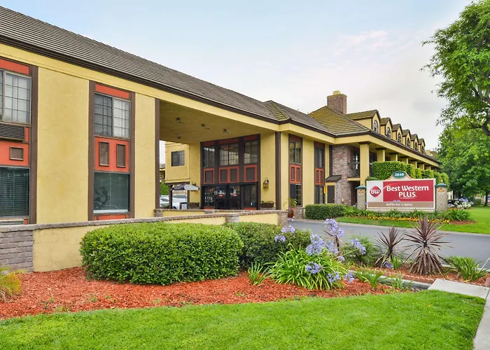Best Western Plus Raffles Inn & Suites